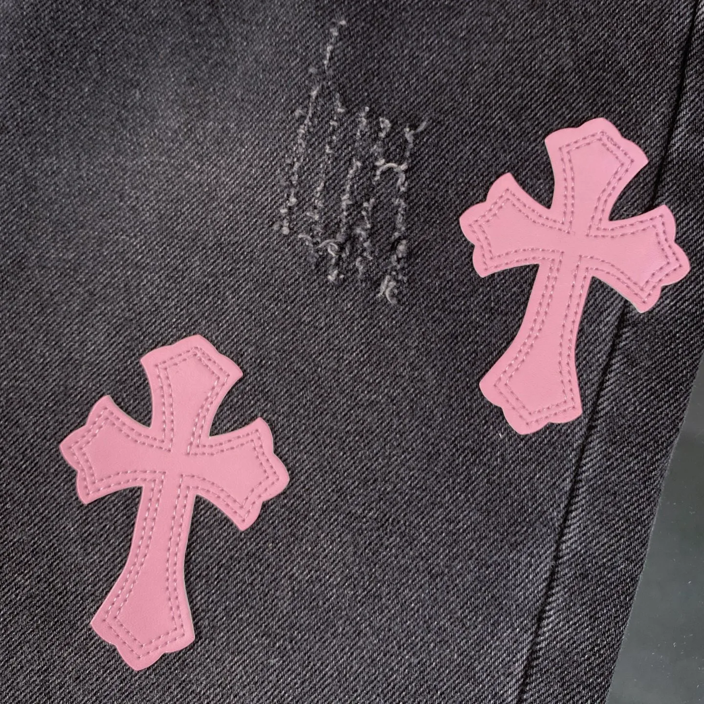 🅿️240 Correct version Chroe Hets CH black pink leather jeans, counter price 4W level, patchwork cross pattern embellishment, women's high-waisted washed jeans! ! Absolutely high-end luxury products, 1.9W level god-level single products, super popular products, built with top heavy industry, a magic weapon that cannot be missed [About Zangyin] This is an extremely luxurious fashion brand that can also be called the aristocrats of the high street. It has always been an exclusive brand for some hipsters or rich second generations. Compared with ordinary high streets, it is more luxurious and noble. Compared with luxury brands, it has a more fashionable personality and has always been a brand that I have a special liking for. A6632 [Top heavy industry fashionable design] Consistently high-street luxury style creation. Speaking of this style, the Zangyin family and GU family are definitely the leading representative brands. Especially the Zangyin family has really achieved a state-of-the-art effect in creating high-street style. The color system of this model is made of unique washed materials. It is already quite eye-catching. It is decorated with pink patchwork cross flowers, which cleverly highlights the charm of the brand. Secondly, this model uses classic The classic high-waist cutting design highlights the long legs and the fashionable temperament of the upper body. The brand is highly recognizable and the slim fit configuration is more suitable for daily wear. This product is a product that interprets personality, fashion, and specifications at a glance. This single product is enough to make any fan excited. It can be a white T-shirt for youthful preppy style, or a tight sling for royal lady style. It has strong matching ability and can be easily controlled by men.  [Material and craftsmanship] Needless to say, this point goes without saying. As an excellent craftsman brand, Zangyin has really perfect requirements for details and craftsmanship. The washed color of this model has gone through so many processes, not to mention the embellishment of the denim appliqués. It is also purely handmade and sewn. Just like what they believe in, only handmade things have soul and have the meaning of wear. A top-notch heavy-duty fashionable denim item, I look forward to your perfect interpretation! ! 28-34 corresponds to S-XL